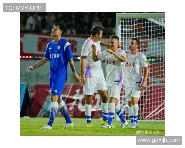 老年足球明星重聚合影展现岁月风采与激情回忆